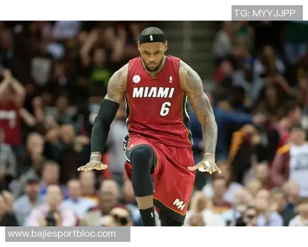 詹姆斯身穿布莱斯大学6号球衣到场观赛令老父亲倍感骄傲与自豪